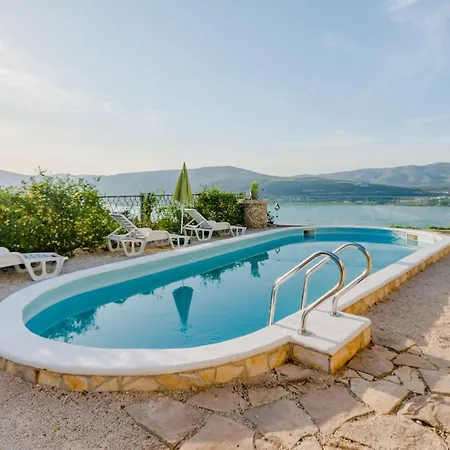 Sea Star - Three-bedroom With Pool And Sea View 特罗吉尔