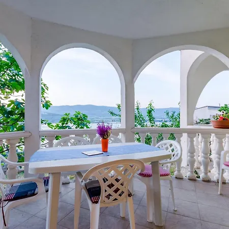 Sea Star - Three-bedroom With Pool And Sea View Apartament Trogir